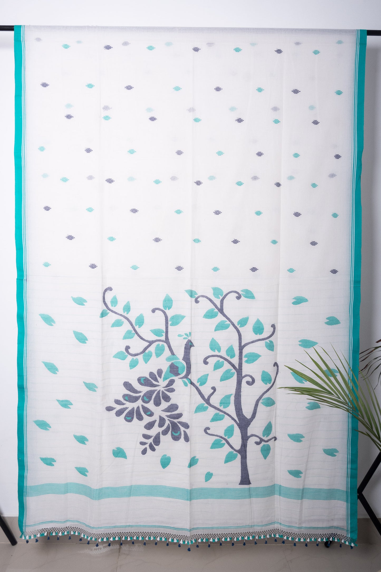White Purely Handloom Needle Woven Peacock Motif Jamdani Saree