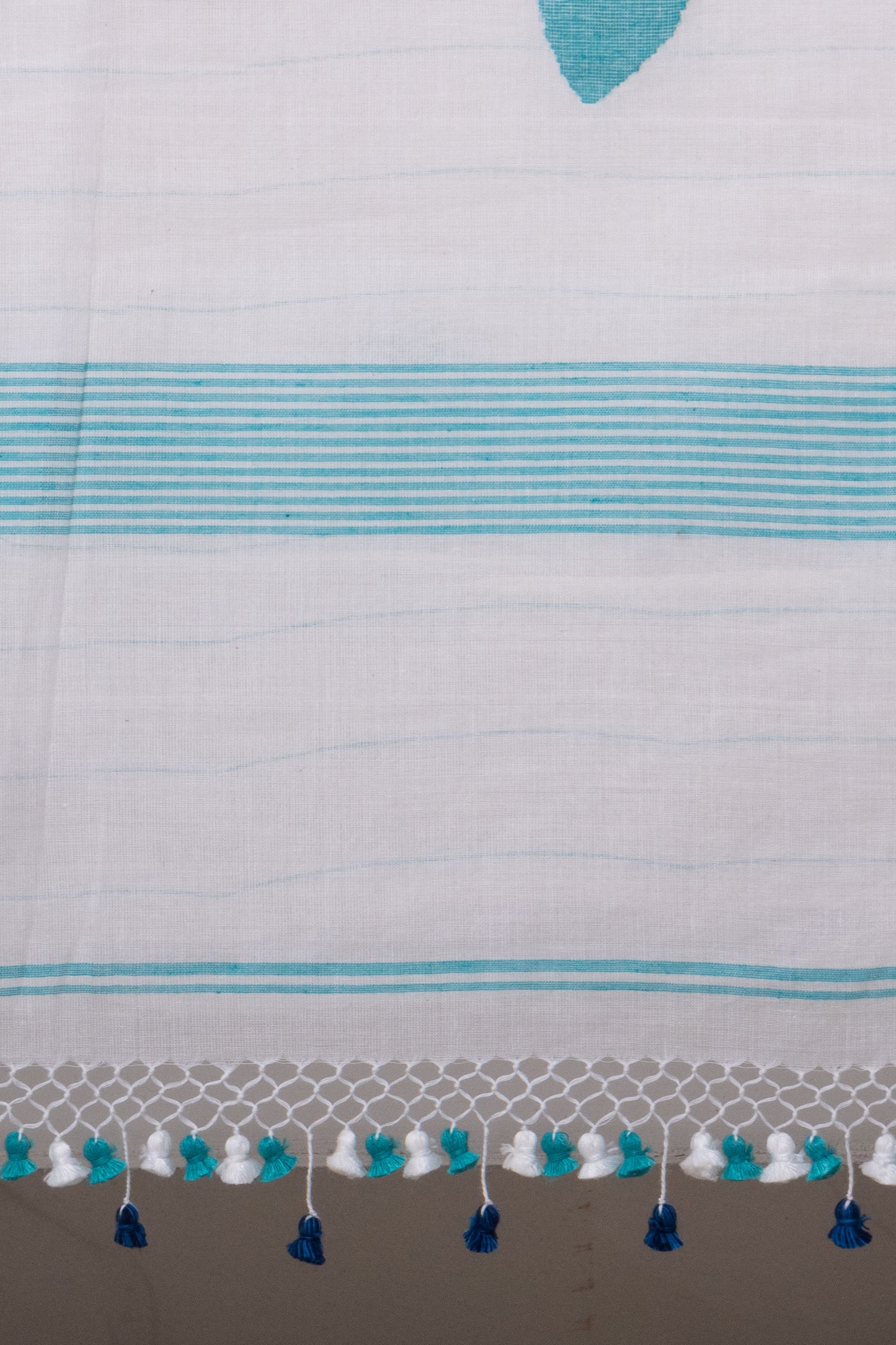 White Purely Handloom Needle Woven Peacock Motif Jamdani Saree
