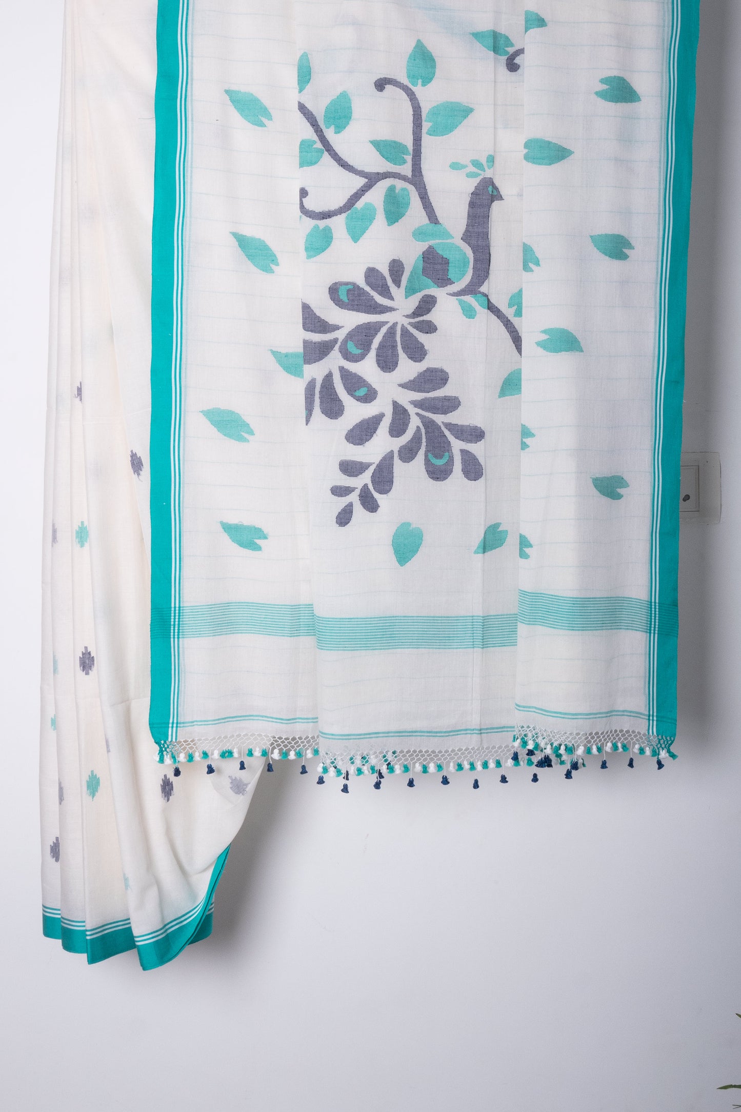 White Purely Handloom Needle Woven Peacock Motif Jamdani Saree