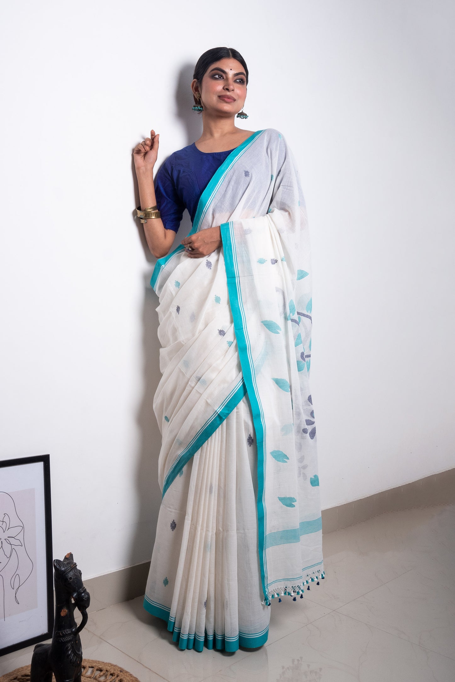 White Purely Handloom Needle Woven Peacock Motif Jamdani Saree