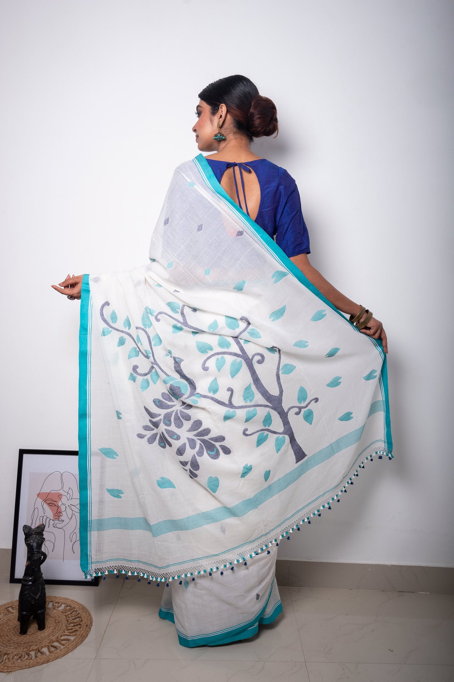 White Purely Handloom Needle Woven Peacock Motif Jamdani Saree