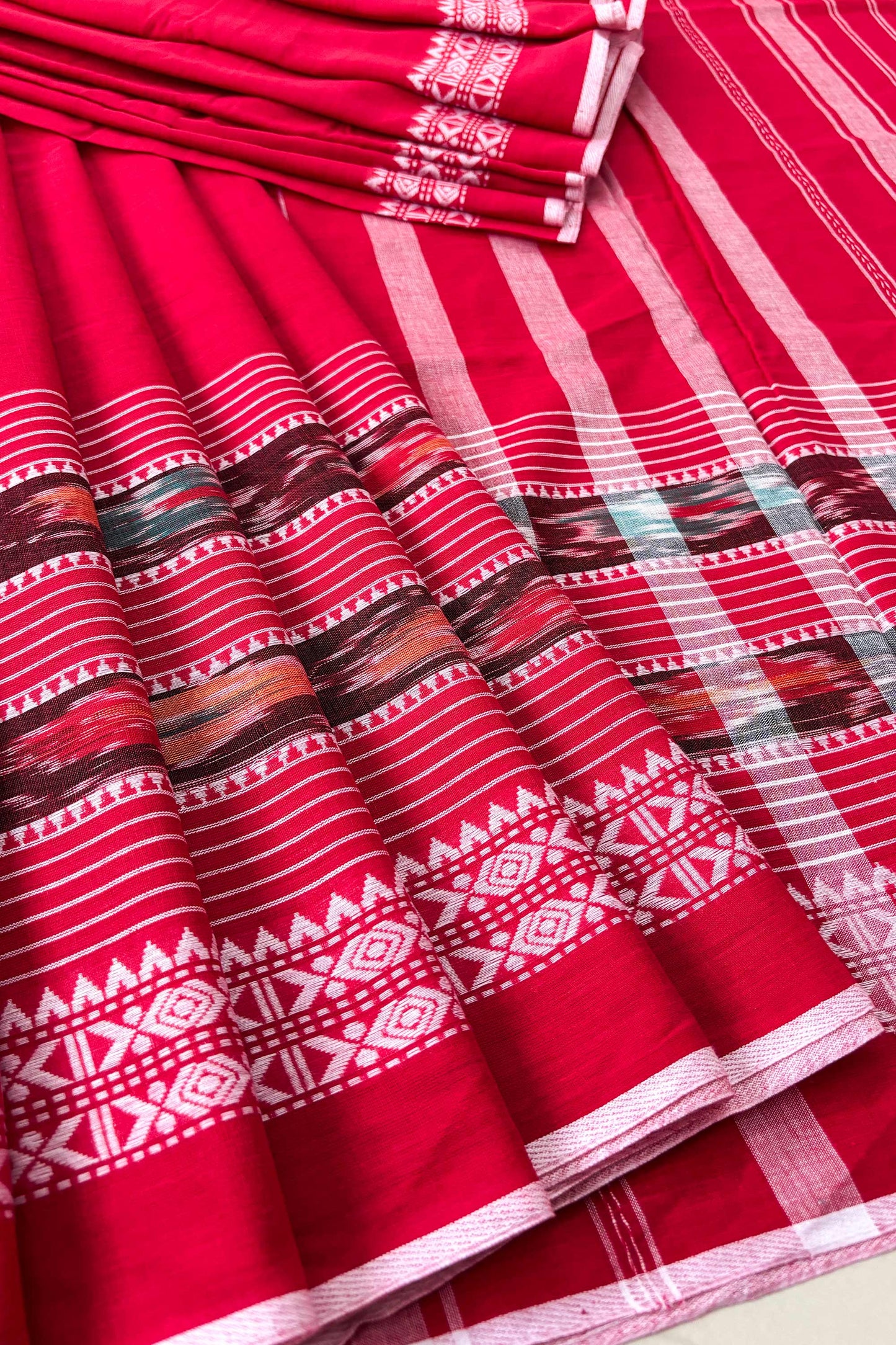Red white Dhaniakhali Ikat Woven Fish Motifs Border Cotton Saree