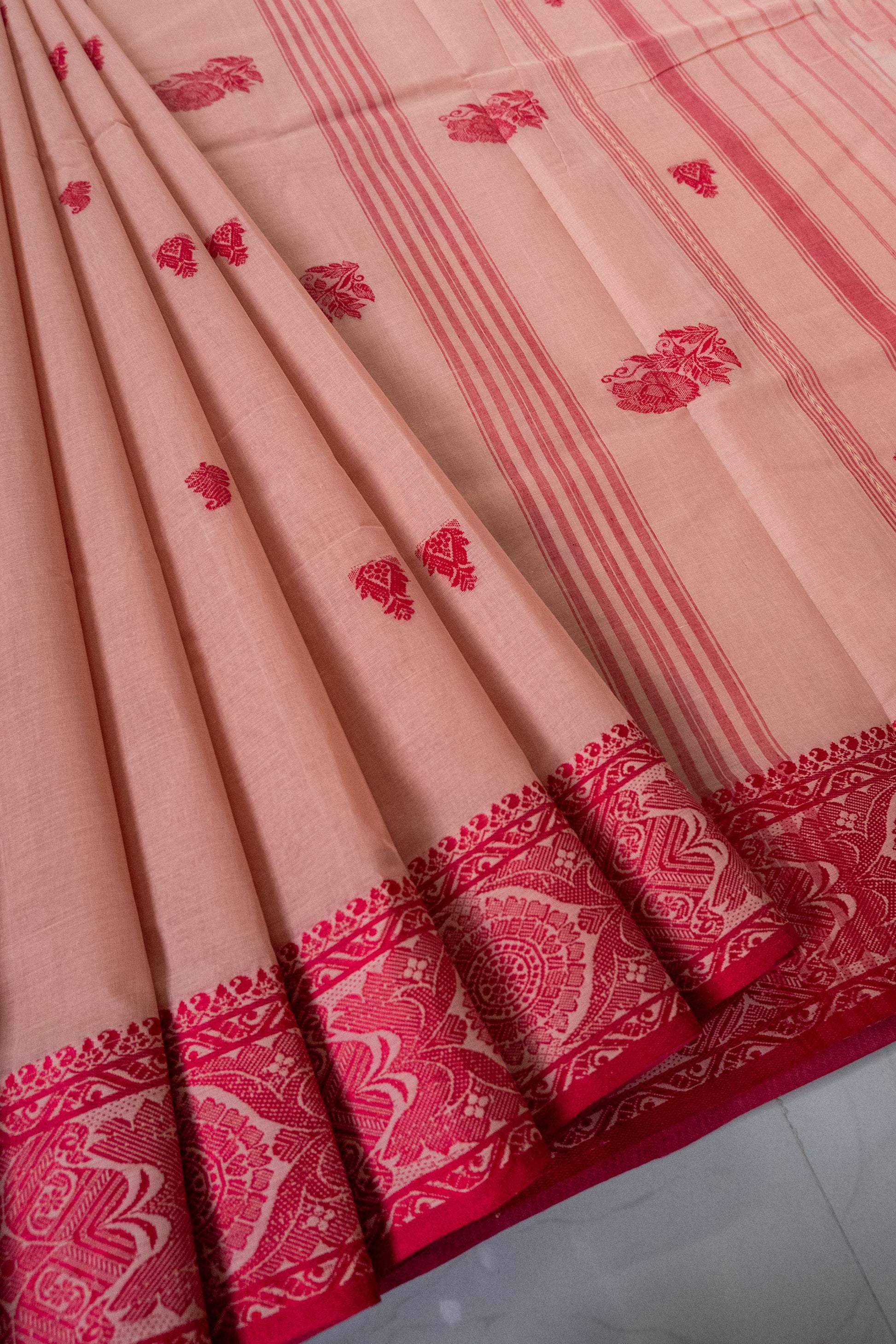 Dudhe Alta Cotton Handloom Woven Baluchari Saree with Red Border