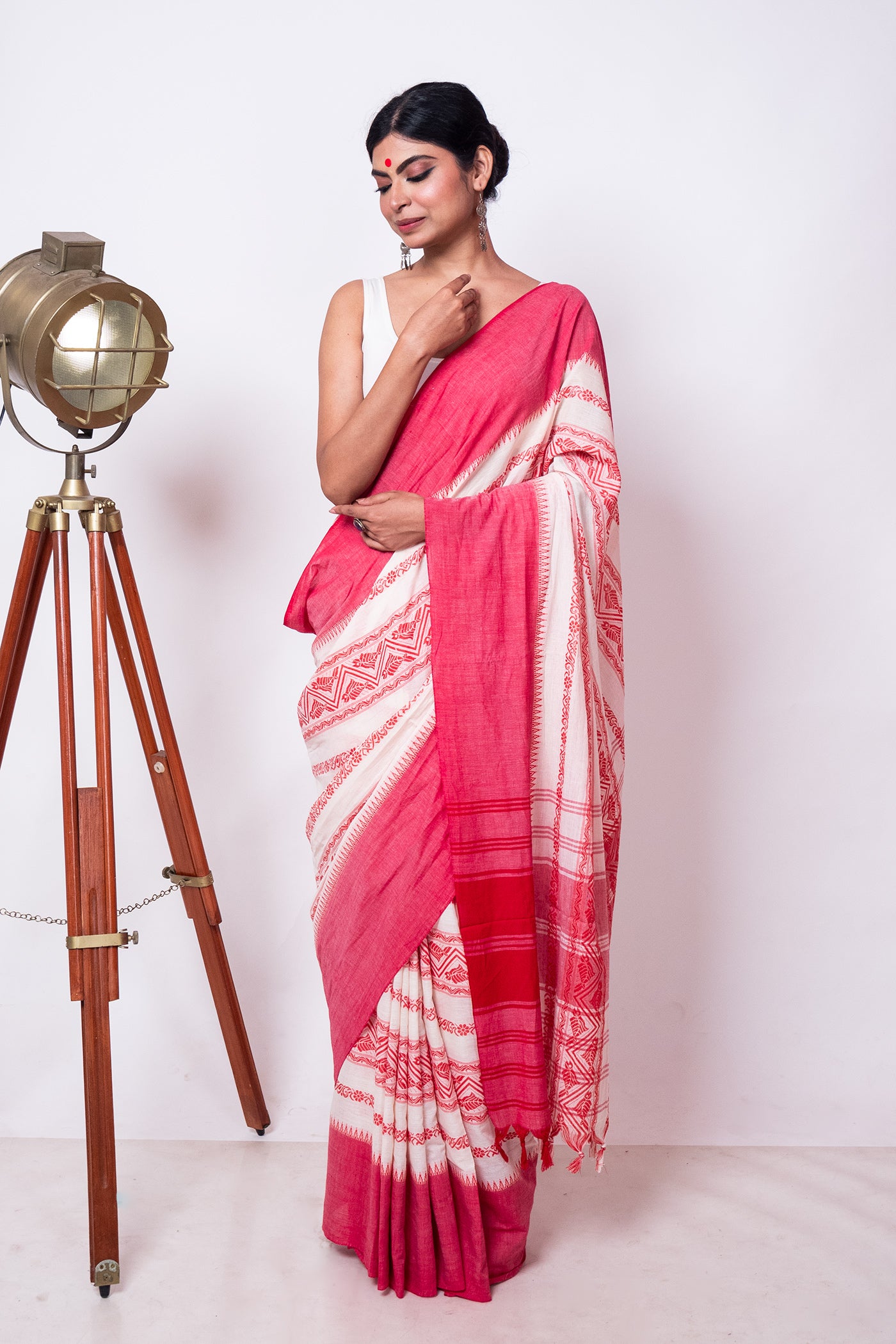 White Red Fish Woven Stripe Cotton Dhaniakhali Saree