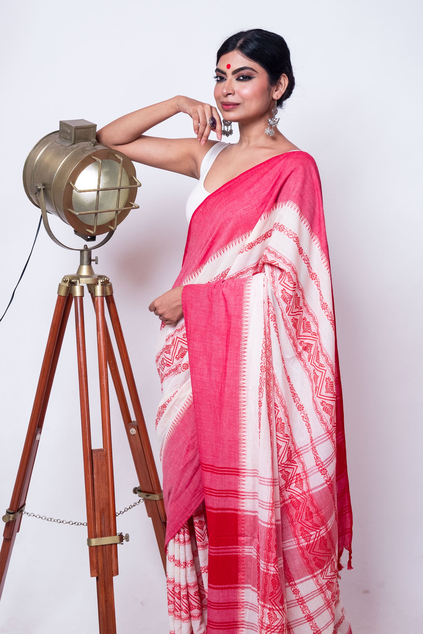 White Red Fish Woven Stripe Cotton Dhaniakhali Saree