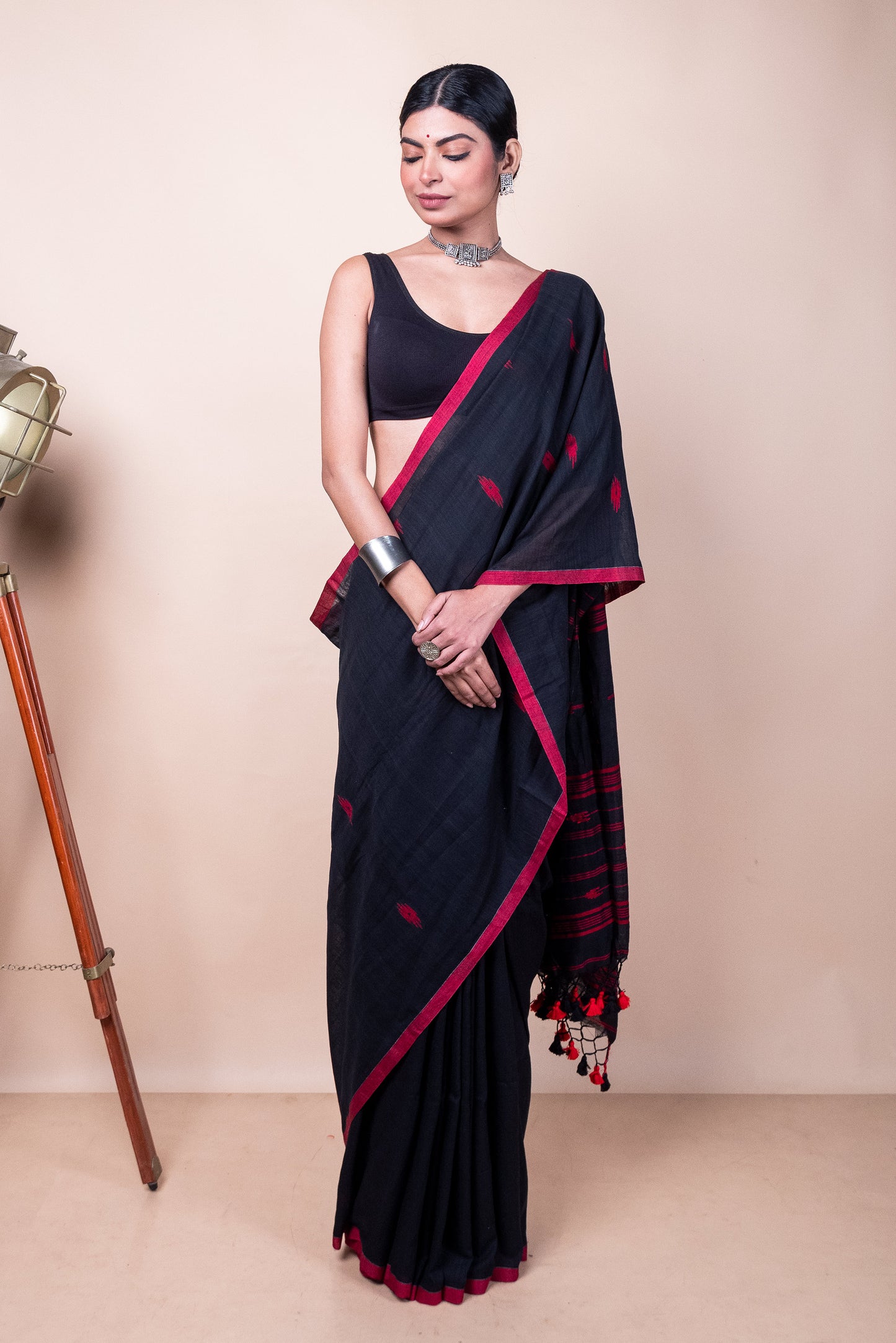 Black-Red Handloom Needle Woven Jamdani Saree