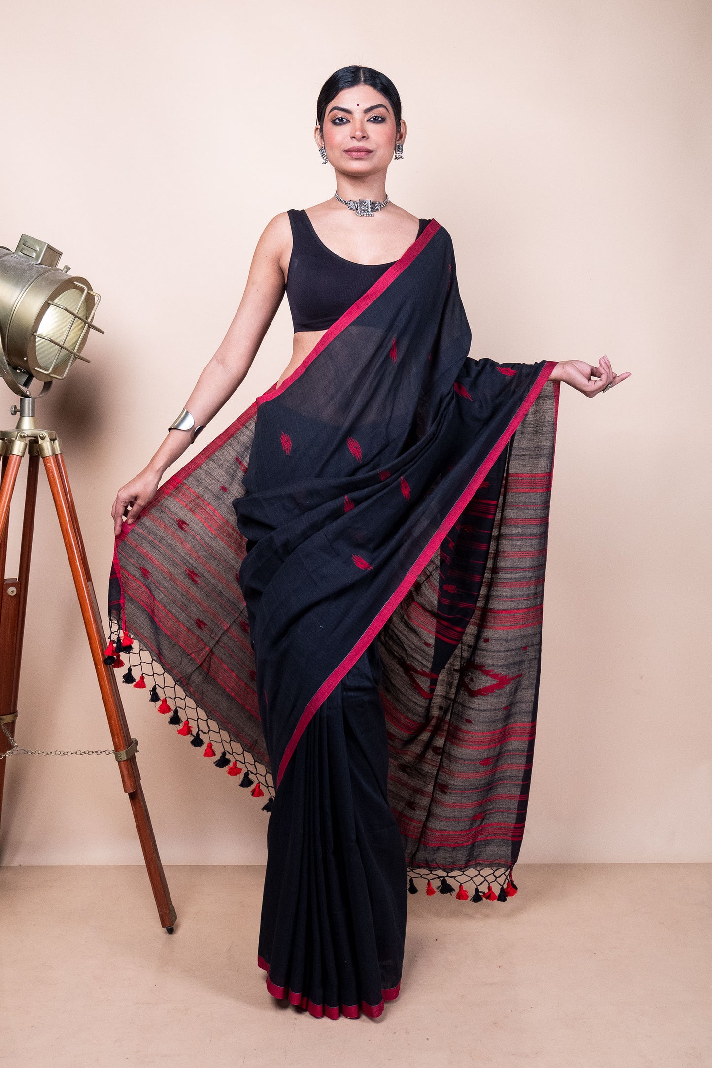 Black-Red Handloom Needle Woven Jamdani Saree