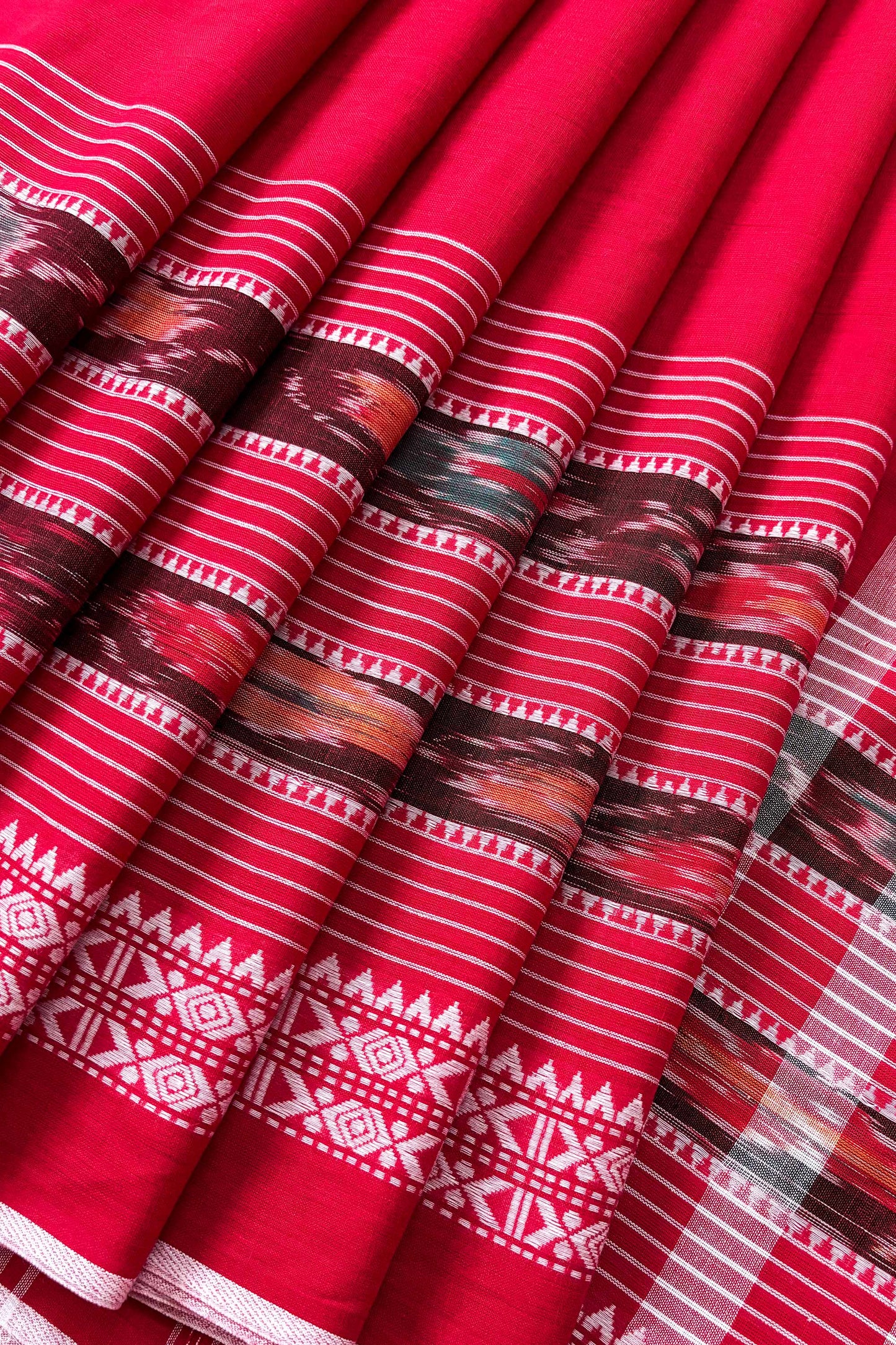 Red white Dhaniakhali Ikat Woven Fish Motifs Border Cotton Saree