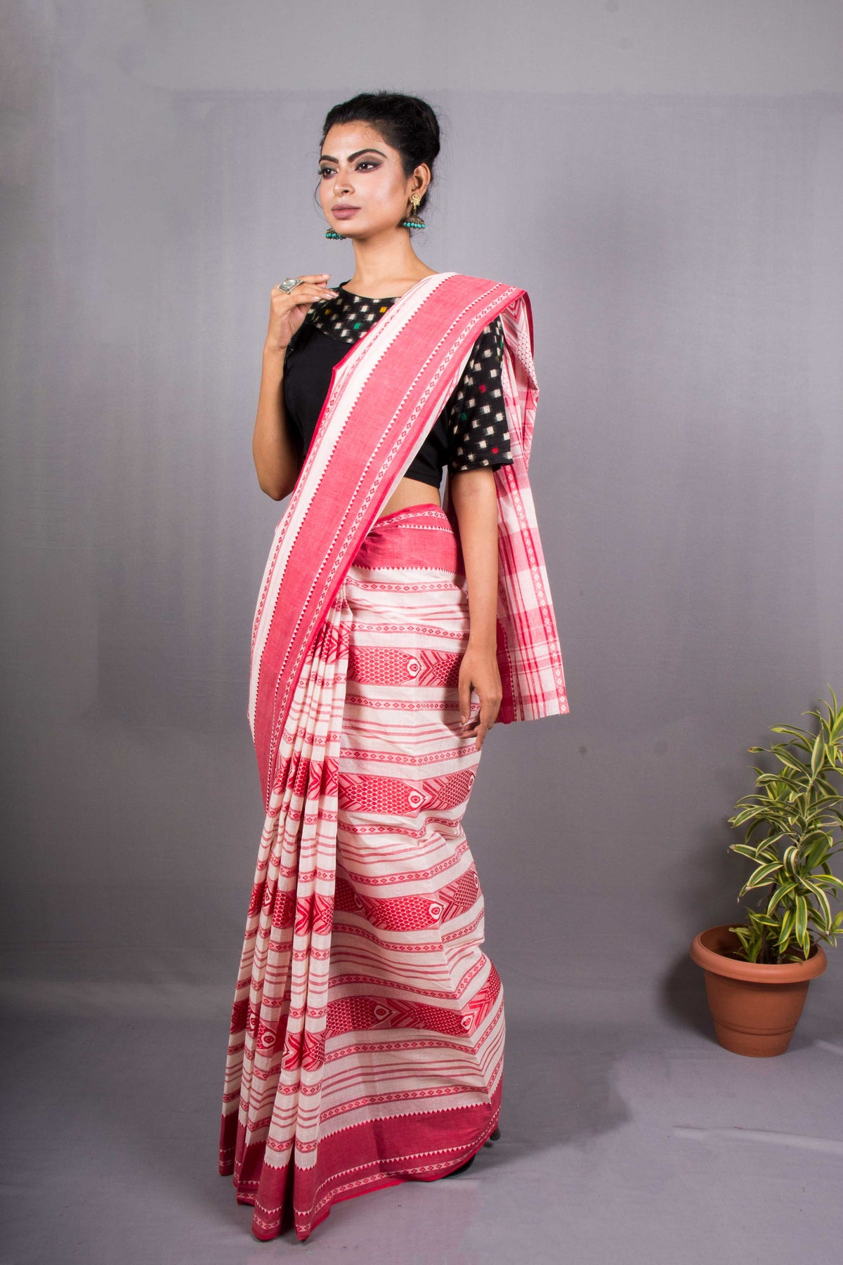 White- Red Fish Motifs Dhaniakhali Cotton Saree