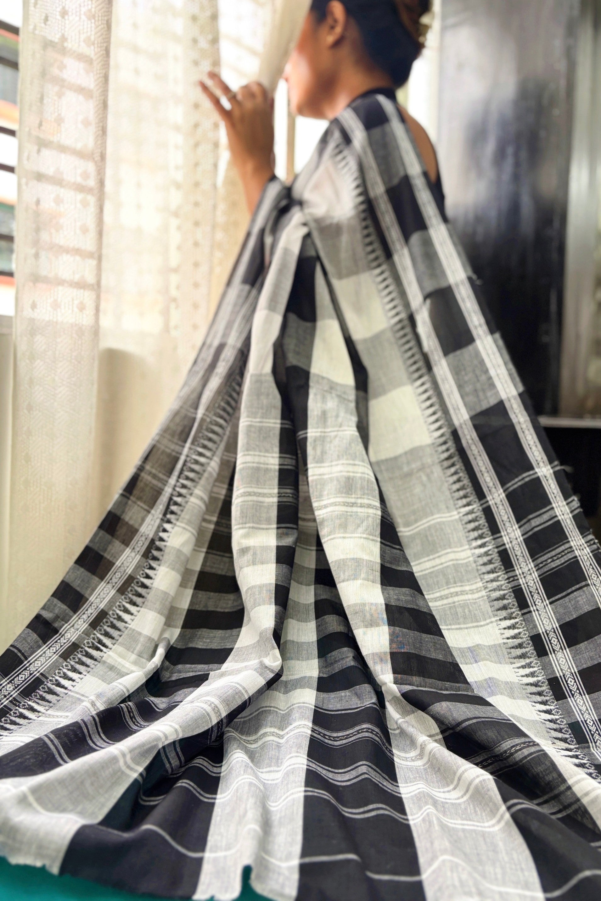White Black Cotton Big Check Dhaniakhali Saree